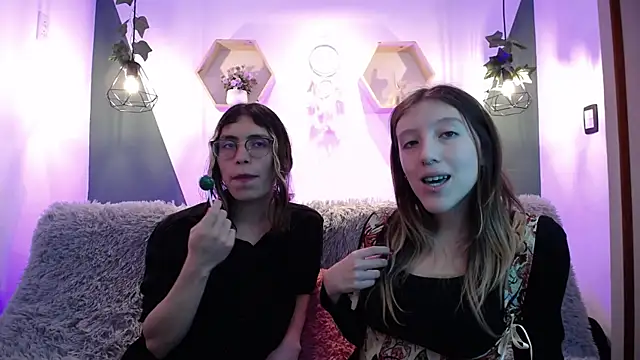 Snapshot of BRIAR_AND_BLAIR chatting on December 2024 02:05:02 PM BRIAR AND BLAIR online show from December 2024 02:05:02 PM