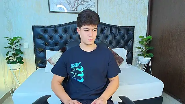 MaxxiCruz online show from October 2025 03:47:02 AM