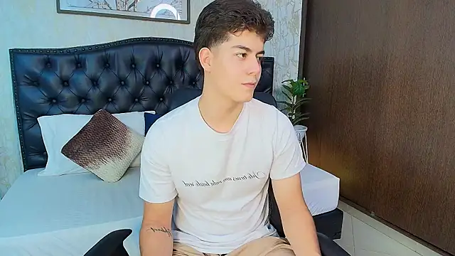 MaxxiCruz online show from October 2025 04:01:01 AM