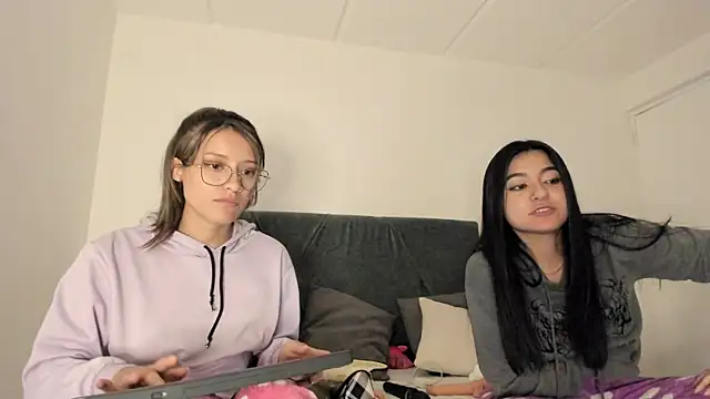 Snapshot of Gabby_and_Alice chatting on December 2024 09:23:02 PM Gabby and Alice online show from December 2024 09:23:02 PM