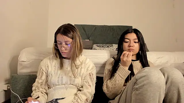 Snapshot of Gabby_and_Alice chatting on December 2024 04:34:02 AM Gabby and Alice online show from December 2024 04:34:02 AM