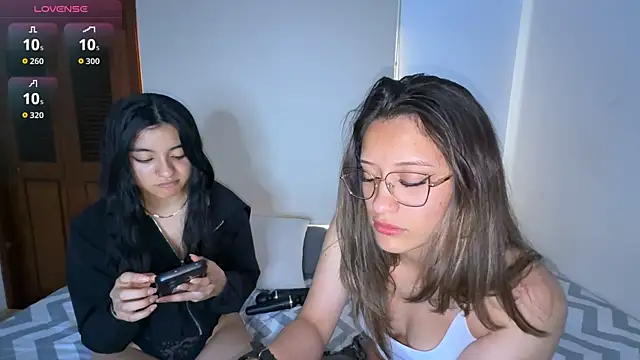 Snapshot of Gabby_and_Alice chatting on September 2025 07:46:02 PM Gabby and Alice online show from September 2025 07:46:02 PM
