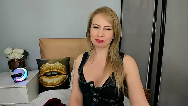 LatoyaRose online show from February 2025 09:00:02 AM