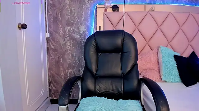 Snapshot of AntonellaQueenn chatting on February 2025 11:22:01 AM AntonellaQueenn online show from February 2025 11:22:01 AM