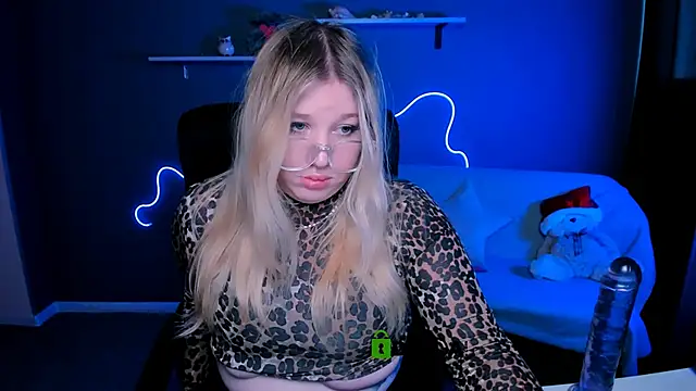 Snapshot of juli_kisss chatting on March 2025 12:44:02 PM juli kisss online show from March 2025 12:44:02 PM