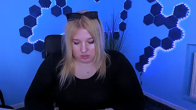 juli kisss online show from April 2026 01:46:02 PM