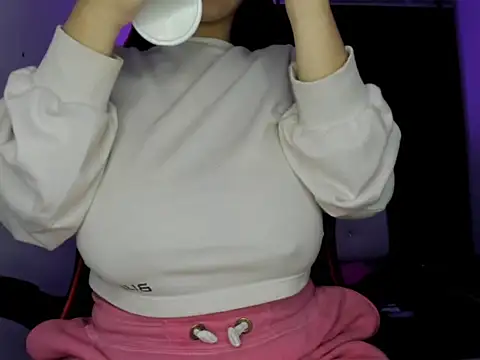 silviamilk online show from November 2025 04:01:02 AM