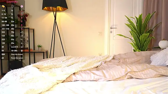 MiaBanger online show from April 2026 03:28:01 PM