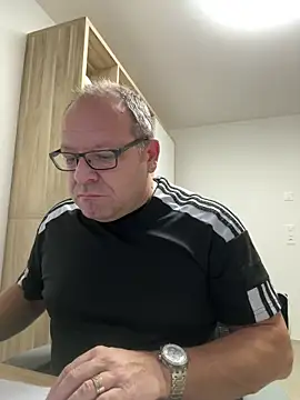 coupleLatinaLovers online show from October 2025 05:44:02 AM