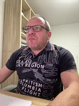 coupleLatinaLovers online show from November 2025 06:25:02 AM