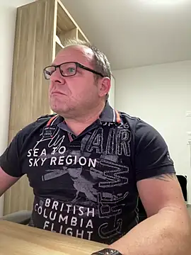 coupleLatinaLovers online show from December 2025 05:44:02 AM