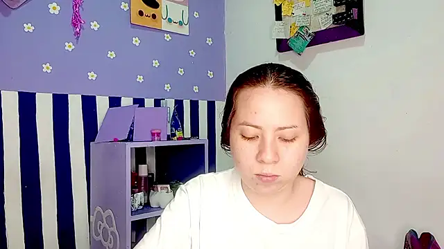 Snapshot of PetiteIvoryQueen19 chatting on June 2026 05:32:02 AM PetiteIvoryQueen19 online show from June 2026 05:32:02 AM
