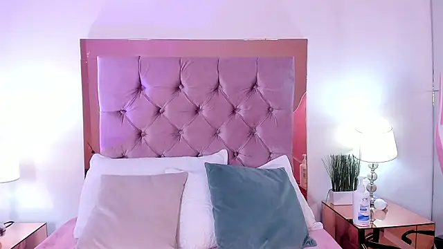 Snapshot of melanie_hills chatting on February 2026 11:27:02 AM melanie hills online show from February 2026 11:27:02 AM