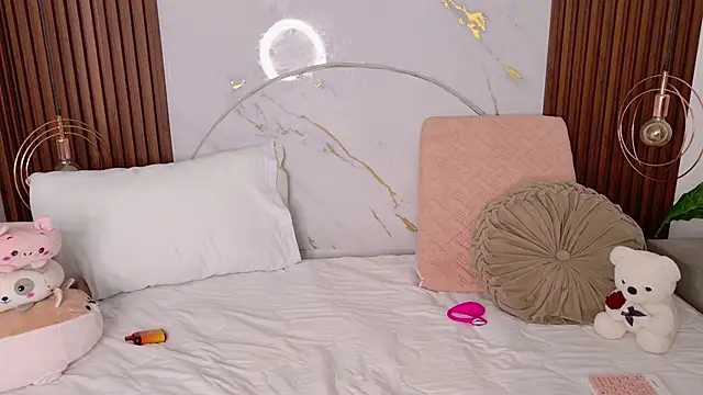 pamelajons  online show from October 2025 01:00:01 PM