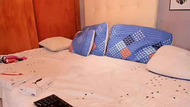 Maia W10 online show from November 2025 12:26:01 PM