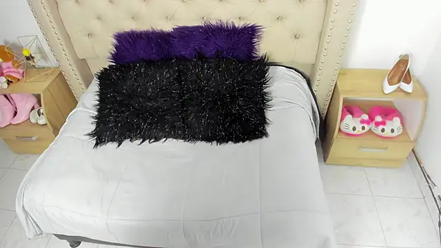 AngeleRoux online show from December 2024 01:05:01 AM