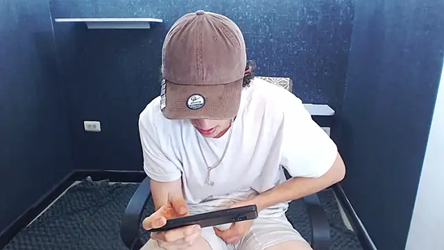 Kerverr  online show from November 2025 07:36:02 PM