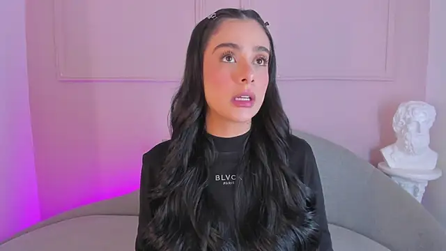 victoria milann online show from December 2025 08:05:01 PM