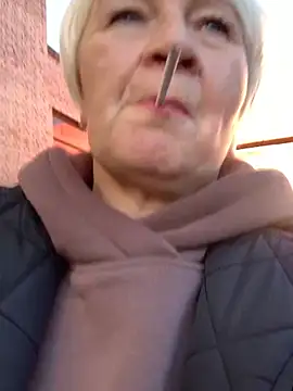 Laura Millf online show from September 2025 01:38:02 PM