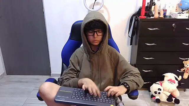 thomascooper7 online show from April 2026 09:28:01 PM