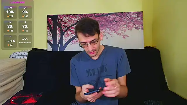 Snapshot of HungEddy chatting on October 2025 03:03:02 AM HungEddy online show from October 2025 03:03:02 AM