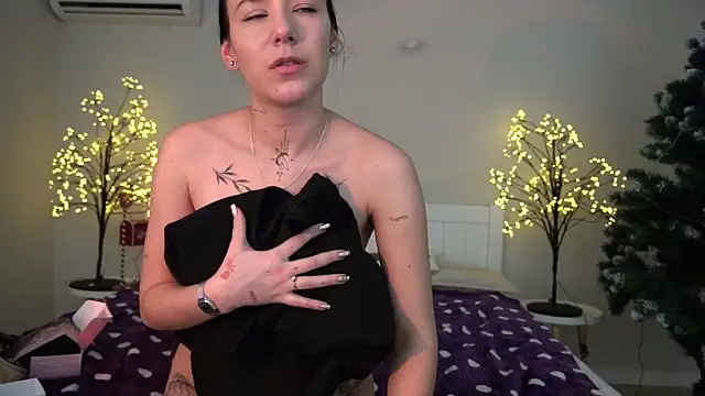 Snapshot of NikkiGoldSide chatting on January 2025 01:01:01 PM NikkiGoldSide online show from January 2025 01:01:01 PM