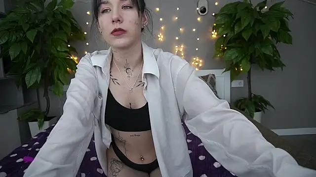 Snapshot of NikkiGoldSide chatting on February 2025 04:22:01 PM NikkiGoldSide online show from February 2025 04:22:01 PM