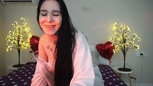 Snapshot of NikkiGoldSide chatting on March 2025 01:03:01 PM NikkiGoldSide online show from March 2025 01:03:01 PM