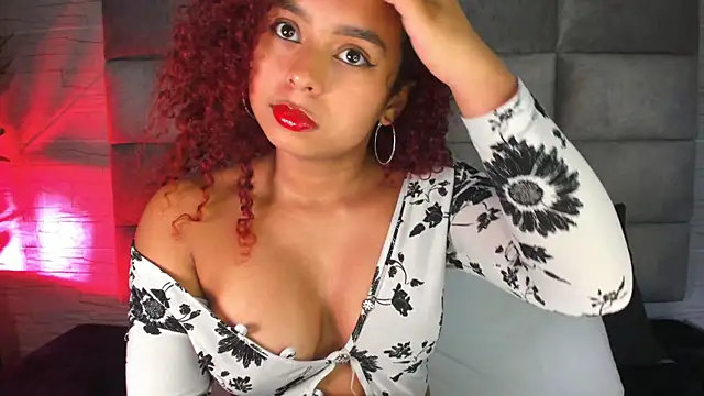 Snapshot of lara_jones_ chatting on February 2025 03:42:01 AM lara jones online show from February 2025 03:42:01 AM
