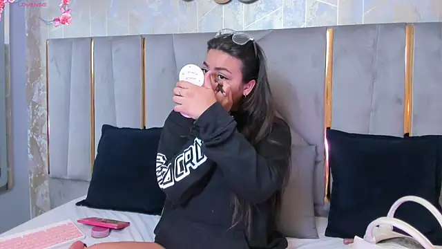 Snapshot of KimDevinne chatting on February 2025 02:31:01 AM KimDevinne online show from February 2025 02:31:01 AM