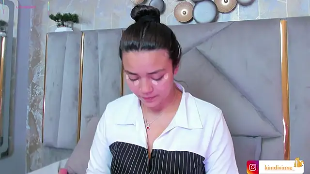 Snapshot of KimDevinne chatting on September 2025 03:18:02 AM KimDevinne online show from September 2025 03:18:02 AM