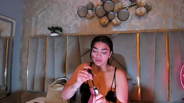 Snapshot of KimDevinne chatting on October 2025 03:03:02 AM KimDevinne online show from October 2025 03:03:02 AM