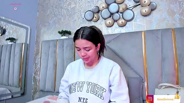 Snapshot of KimDevinne chatting on October 2025 03:26:02 AM KimDevinne online show from October 2025 03:26:02 AM