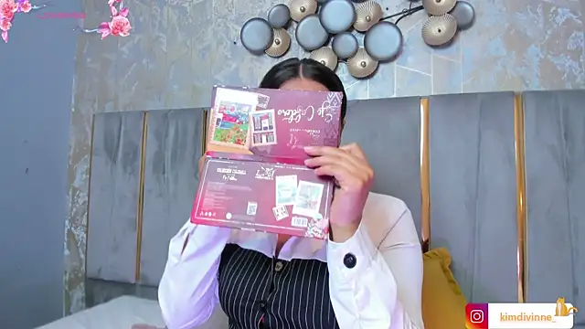 Snapshot of KimDevinne chatting on October 2025 03:17:01 AM KimDevinne online show from October 2025 03:17:01 AM