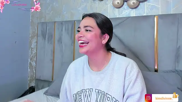 Snapshot of KimDevinne chatting on October 2025 02:26:02 AM KimDevinne online show from October 2025 02:26:02 AM