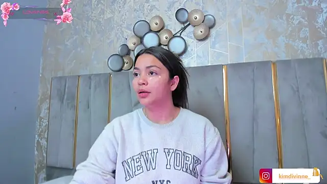 Snapshot of KimDevinne chatting on November 2025 02:34:01 AM KimDevinne online show from November 2025 02:34:01 AM