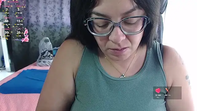 Snapshot of miia-big1boobs_ chatting on October 2025 06:59:01 PM miia-big1boobs online show from October 2025 06:59:01 PM