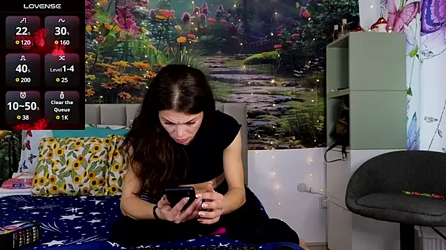 Snapshot of MadameDeFeu chatting on December 2024 09:00:01 AM MadameDeFeu online show from December 2024 09:00:01 AM