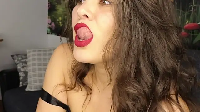 Snapshot of MadameDeFeu chatting on September 2025 10:39:02 AM MadameDeFeu online show from September 2025 10:39:02 AM