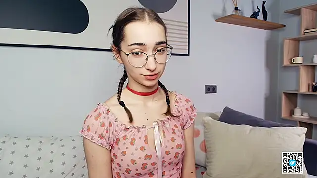 PollyBeev online show from October 2025 07:49:01 AM