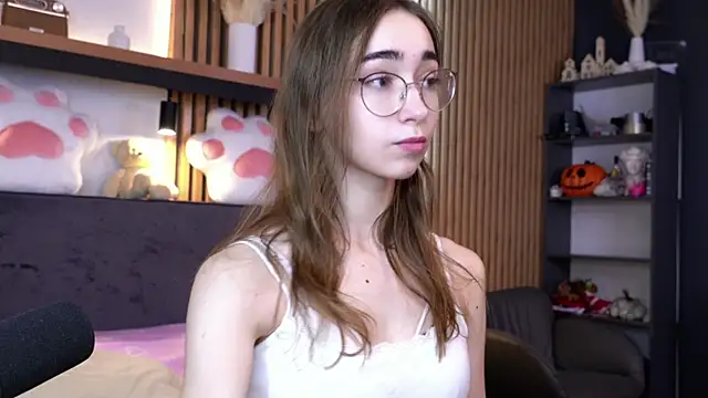 PollyBeev online show from November 2025 07:30:02 AM