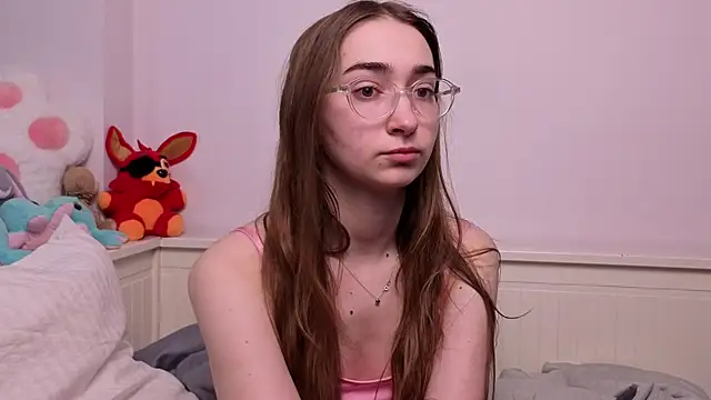 Snapshot of PollyBeev chatting on June 2026 07:25:02 AM PollyBeev online show from June 2026 07:25:02 AM