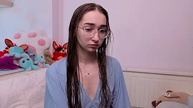 Snapshot of PollyBeev chatting on June 2026 07:34:01 AM PollyBeev online show from June 2026 07:34:01 AM
