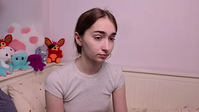 Snapshot of PollyBeev chatting on July 2026 07:23:01 AM PollyBeev online show from July 2026 07:23:01 AM