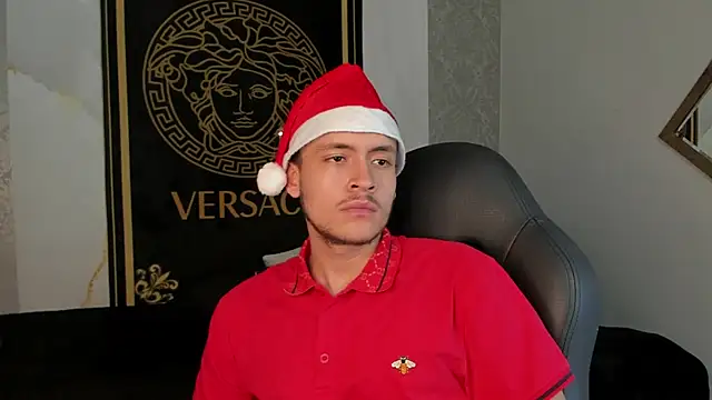 Snapshot of Desmon_Clark chatting on December 2024 05:37:01 AM Desmon Clark online show from December 2024 05:37:01 AM