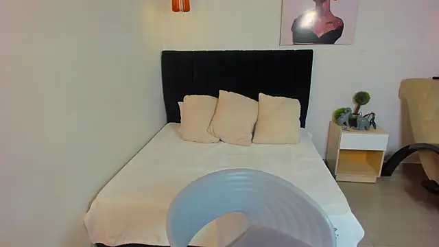 Scarlett  bell online show from October 2025 01:32:02 PM