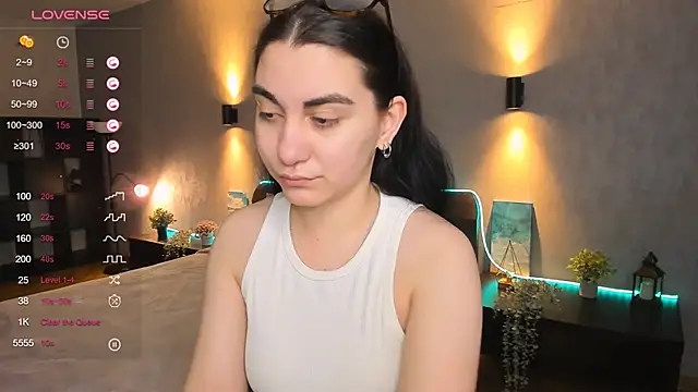 Snapshot of hannacheekss_ chatting on January 2025 02:01:01 AM hannacheekss online show from January 2025 02:01:01 AM