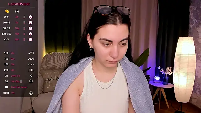 Snapshot of hannacheekss_ chatting on January 2025 02:11:01 AM hannacheekss online show from January 2025 02:11:01 AM