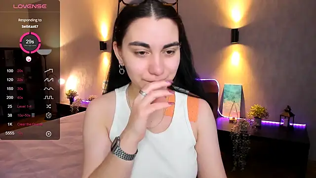 Snapshot of hannacheekss_ chatting on January 2025 02:09:01 AM hannacheekss online show from January 2025 02:09:01 AM