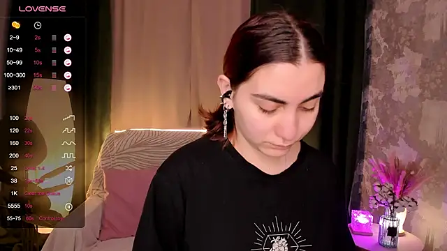 Snapshot of hannacheekss_ chatting on October 2025 02:08:02 AM hannacheekss online show from October 2025 02:08:02 AM